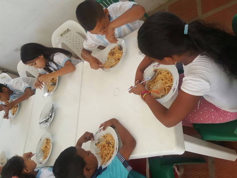 Esta es la ración que reciben los estudiantes en el Plan de Alimentación Escolar, esta imagen fue tomada recientemente en el colegio María Auxiliadora del municipio de Santa Ana. Fotografía cortesía de Alcaldía de Santa Ana.