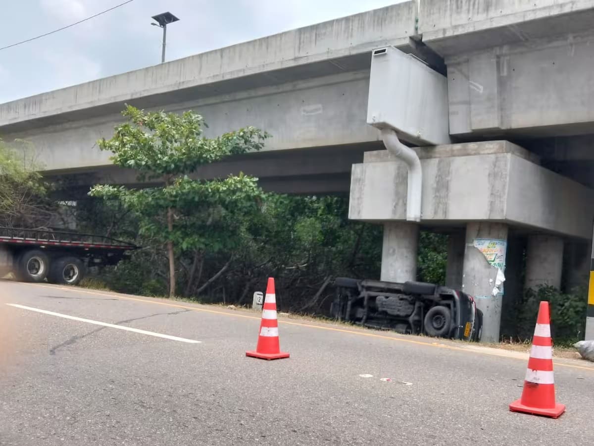Aparatoso accidente de camioneta en la Vía al Mar dejó dos personas lesionadas en Cartagena