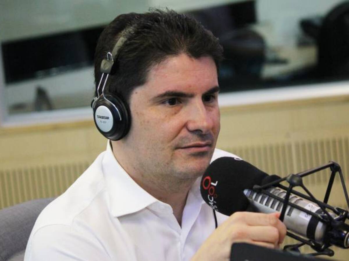 El presidente debería implementar los acuerdos por el Congreso: Henao