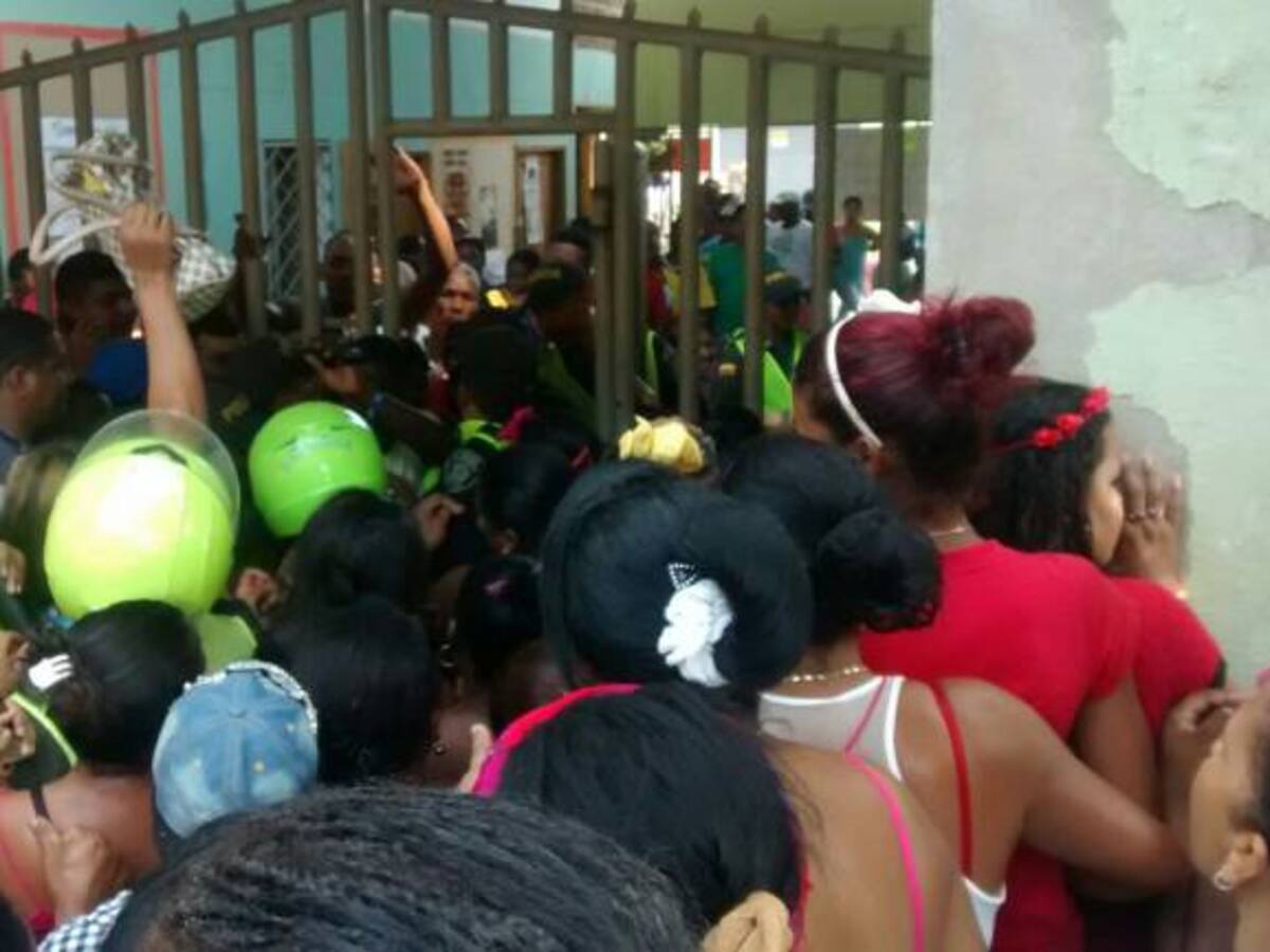 Con desordenes en algunos puestos de votación avanzan elecciones en Cartagena