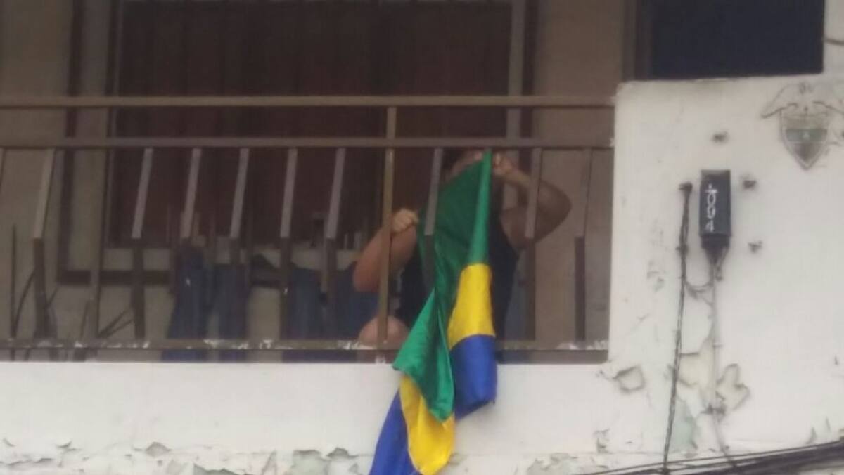 En las casas no se izó el tricolor nacional como ha sido costumbre. En su reemplazo en fachadas y calles ondeó la bandera del departamento (verde, amarillo y azul).