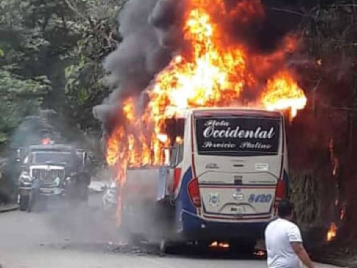 ELN incineró un bus en la vía Quibdó - Pereira