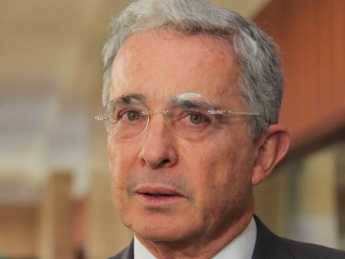 Uribe compara los ferragamo de Petro con sus crocs