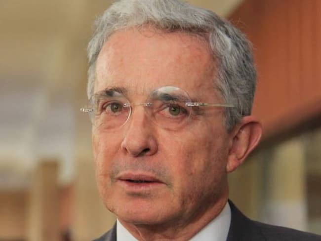 Uribe compara los ferragamo de Petro con sus crocs