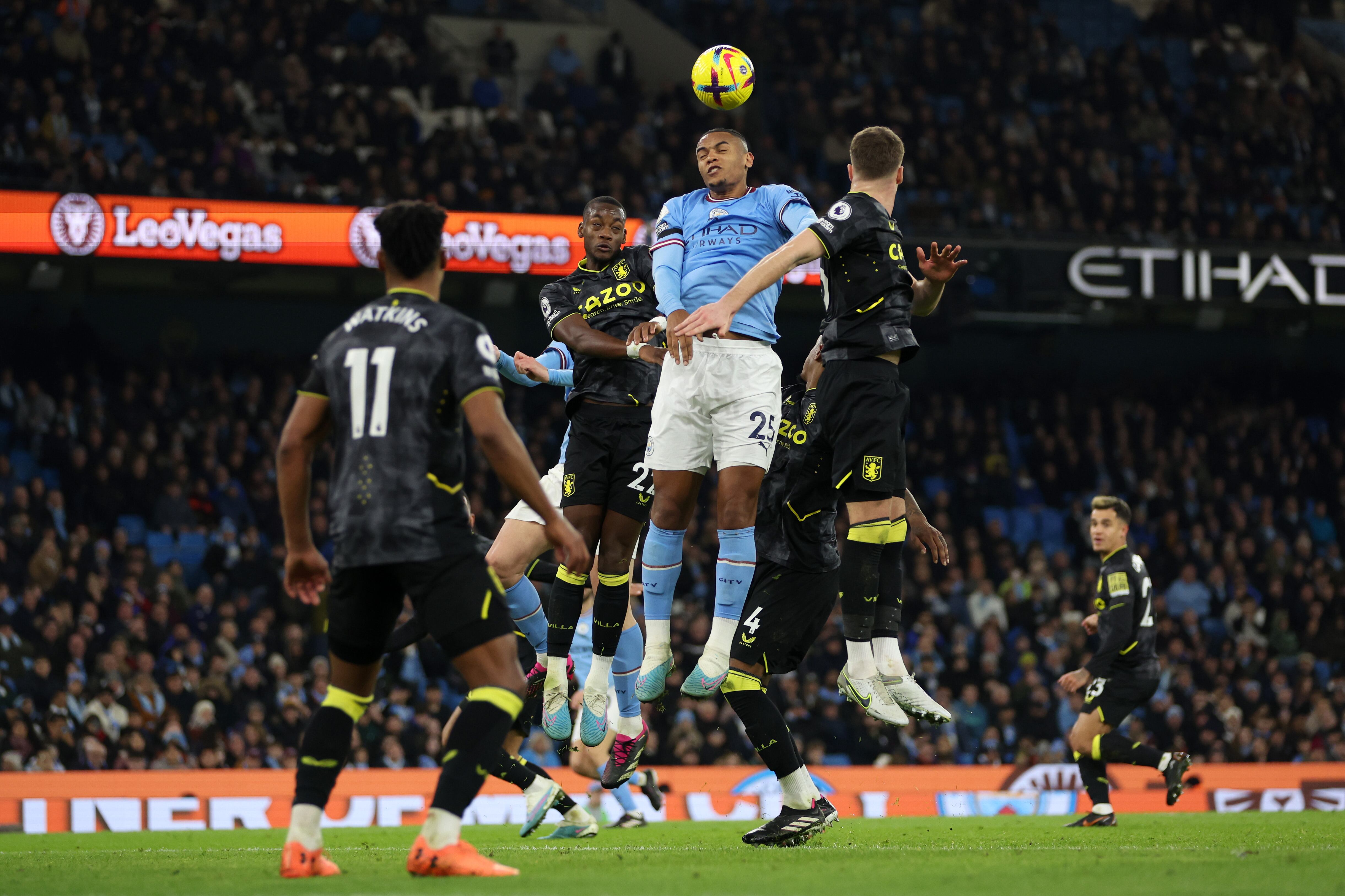 Jhon Jader Durán disputa un balón aéreo en su juego ante el Manchester City. (Photo by Clive Brunskill/Getty Images)