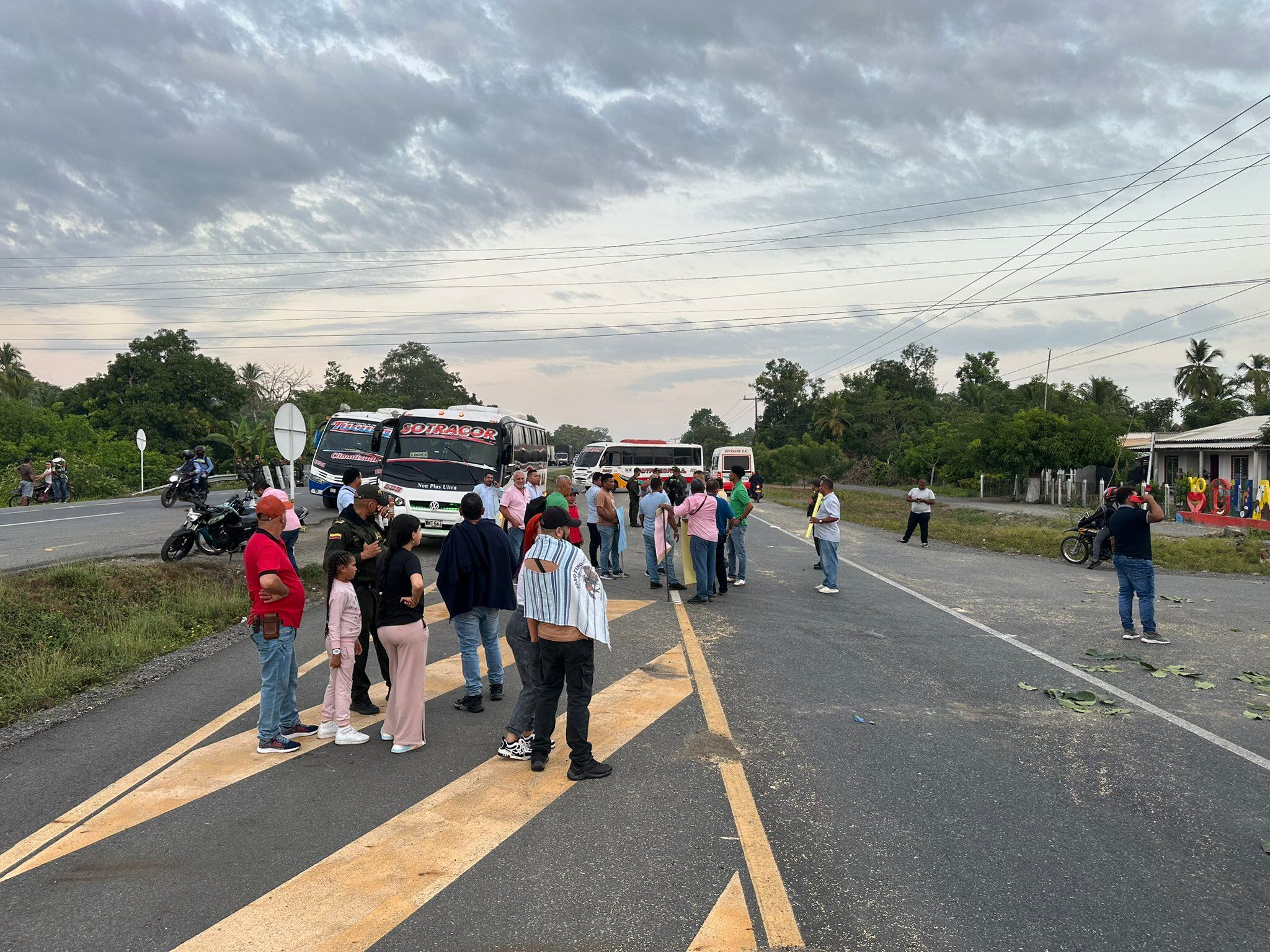 Así se vive el paro de transportadores en en la vía a Lorica, Córdoba.