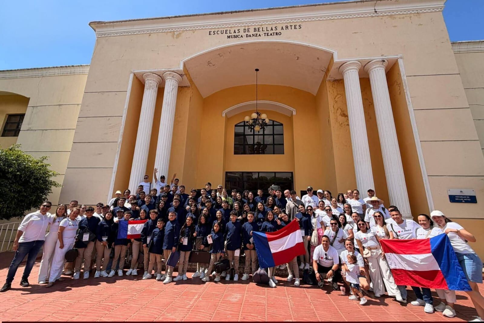 Integrantes de la banda sinfónica juvenil, padres de familia y miembros de la alcaldía en Santo Domingo. Foto: Facebook Alcaldía Municipal de Salamina, Caldas.