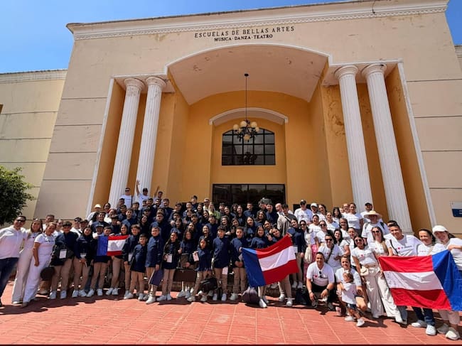 Integrantes de la banda sinfónica juvenil, padres de familia y miembros de la alcaldía en Santo Domingo. Foto: Facebook Alcaldía Municipal de Salamina, Caldas.