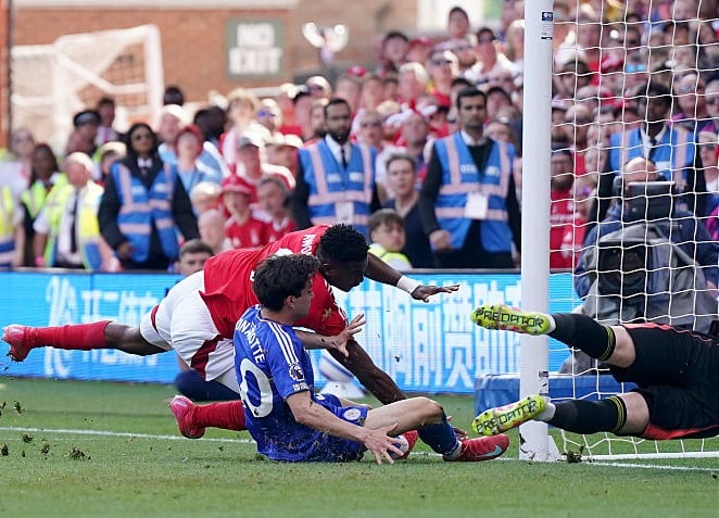 Momento del impacto de Taiwo Awoniyi contra el palo en el juego ante Leicester / Getty Images