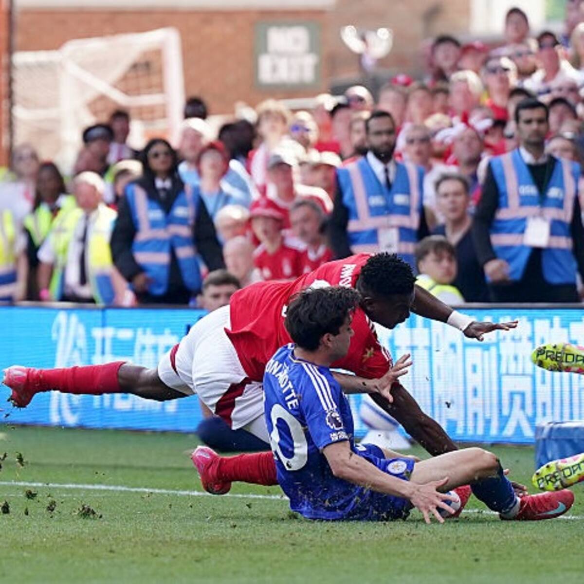 Futbolista de Premier League está en coma inducido: sufrió fuerte golpe en partido contra Leicester