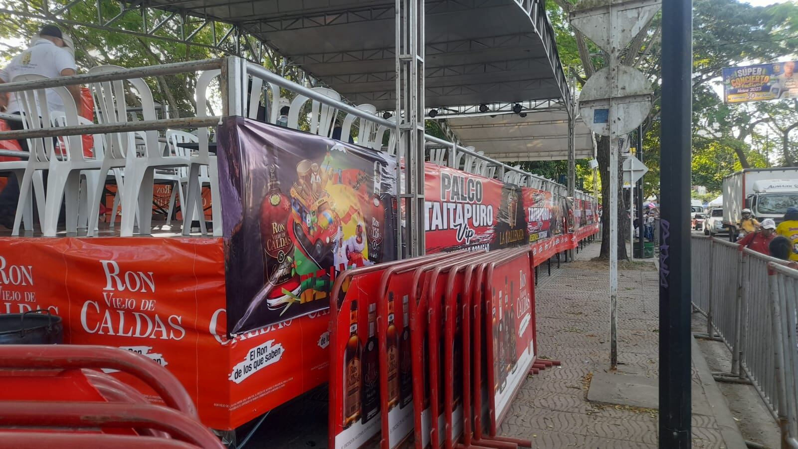 Se realizó visitas de seguimiento y control a cada uno de los palcos y graderías que se encuentran sobre los costados de la Calle del Festival, cerrando de manera temporal uno de ellos.