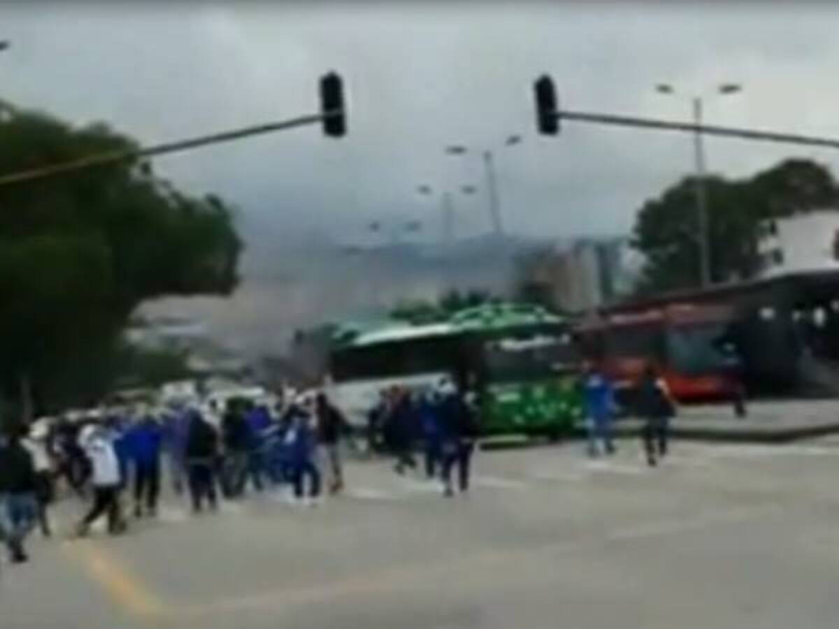 Enfrentamiento entre hinchas de Millonarios y América en Bogotá