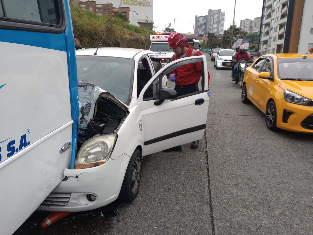 Conductor de carro sufrió heridas tras chocar con una buseta al parecer por un microsueño