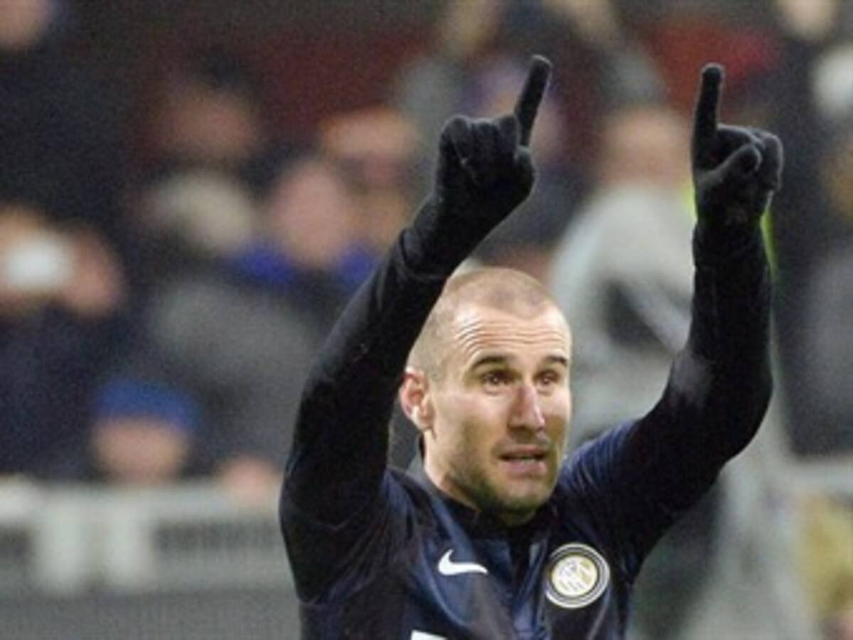 Rodrigo Palacio desequilibró el clásico de Milán