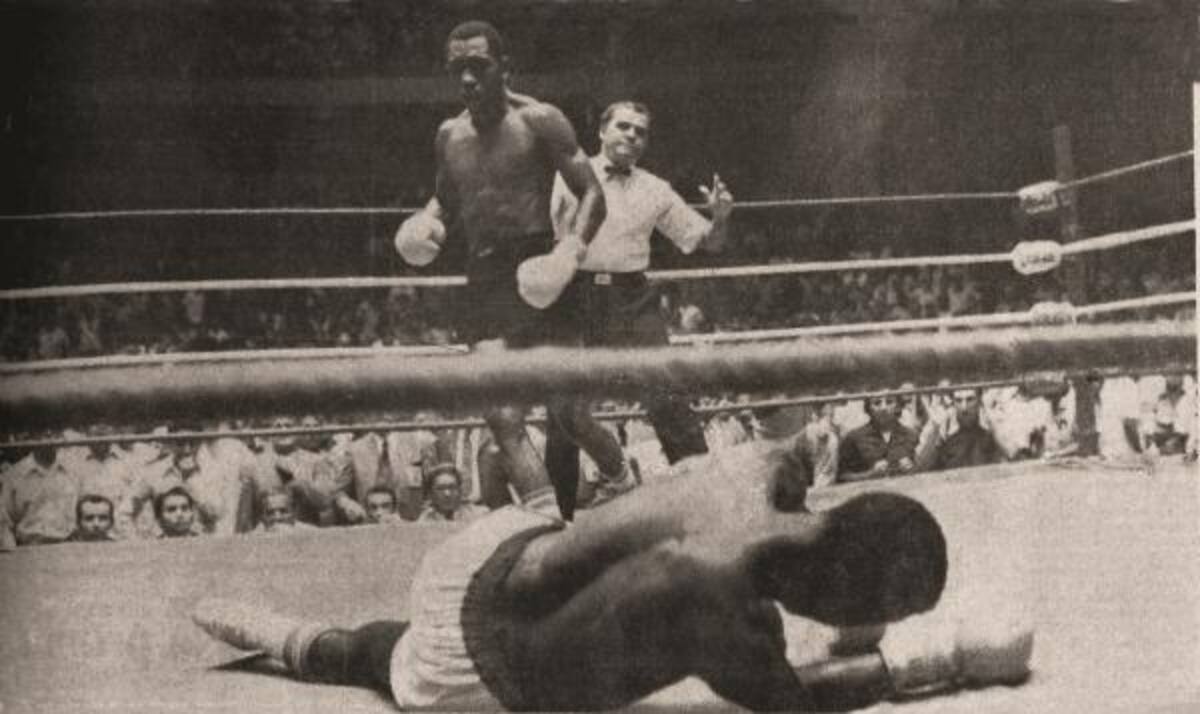 Pambelé en acción ante Peppermint Frazer el 28 de octubre de 1972, día en que ganó su primer título mundial.