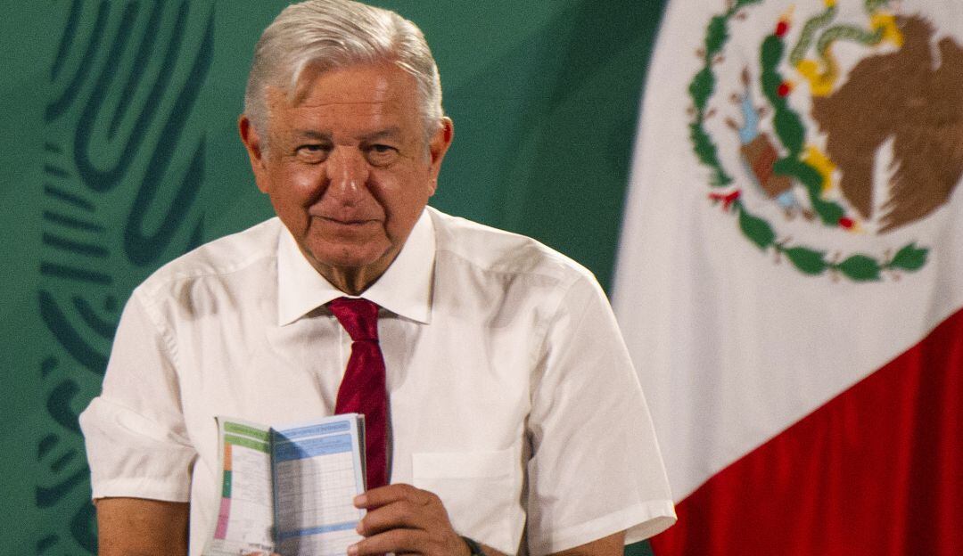 El presidente mexicano, Andrés Manuel López Obrador, muestra su certificado de vacunación completa.