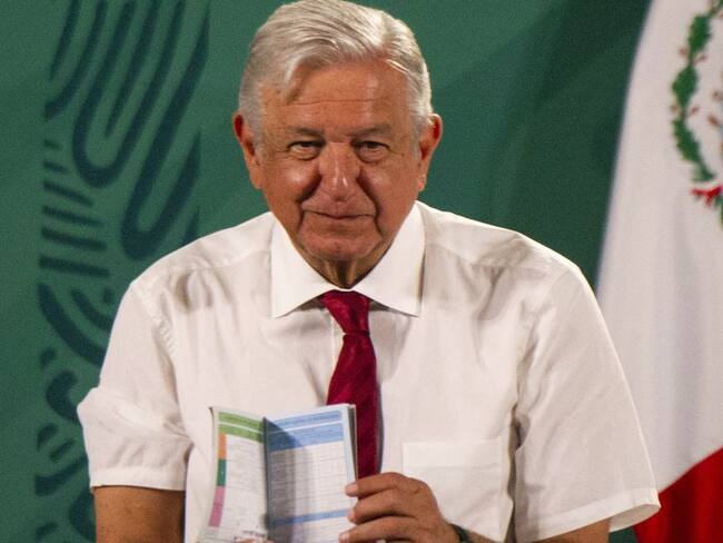 El presidente mexicano, Andrés Manuel López Obrador, muestra su certificado de vacunación completa.