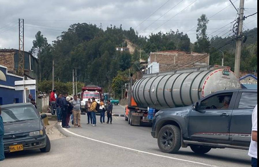 Transportadores bloquean la Transversal del Cusiana entre Sogamoso y Yopal