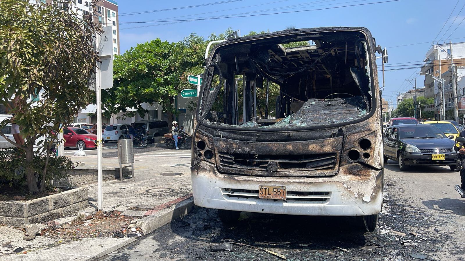 Bus de Transmetro afectado por las llamas en el norte de Barranquilla./ Foto: Cortesía