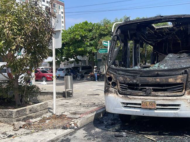 Bus de Transmetro afectado por las llamas en el norte de Barranquilla./ Foto: Cortesía