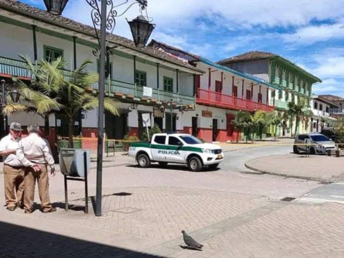 Atracarón cooperativa en Sonsón con una caja y fotografías