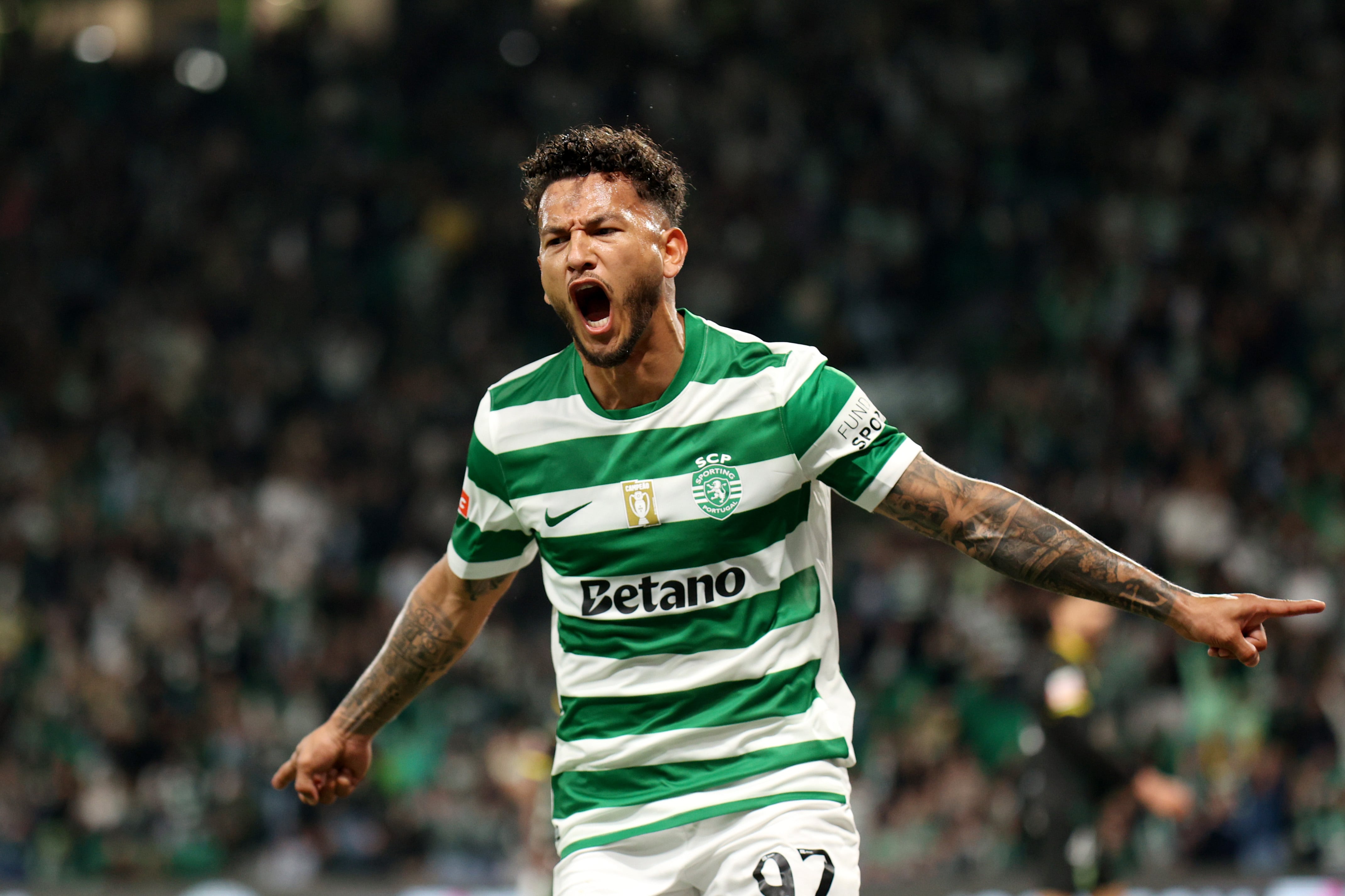 Luis Javier Suárez festeja su más reciente anotación con Sporting. (Photo by Diogo Faria Reis/Soccrates Images/Getty Images)