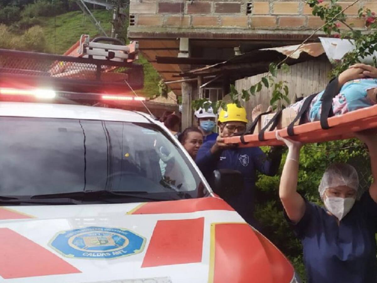 Rescatan a tres personas de un deslizamiento de tierra en Caldas