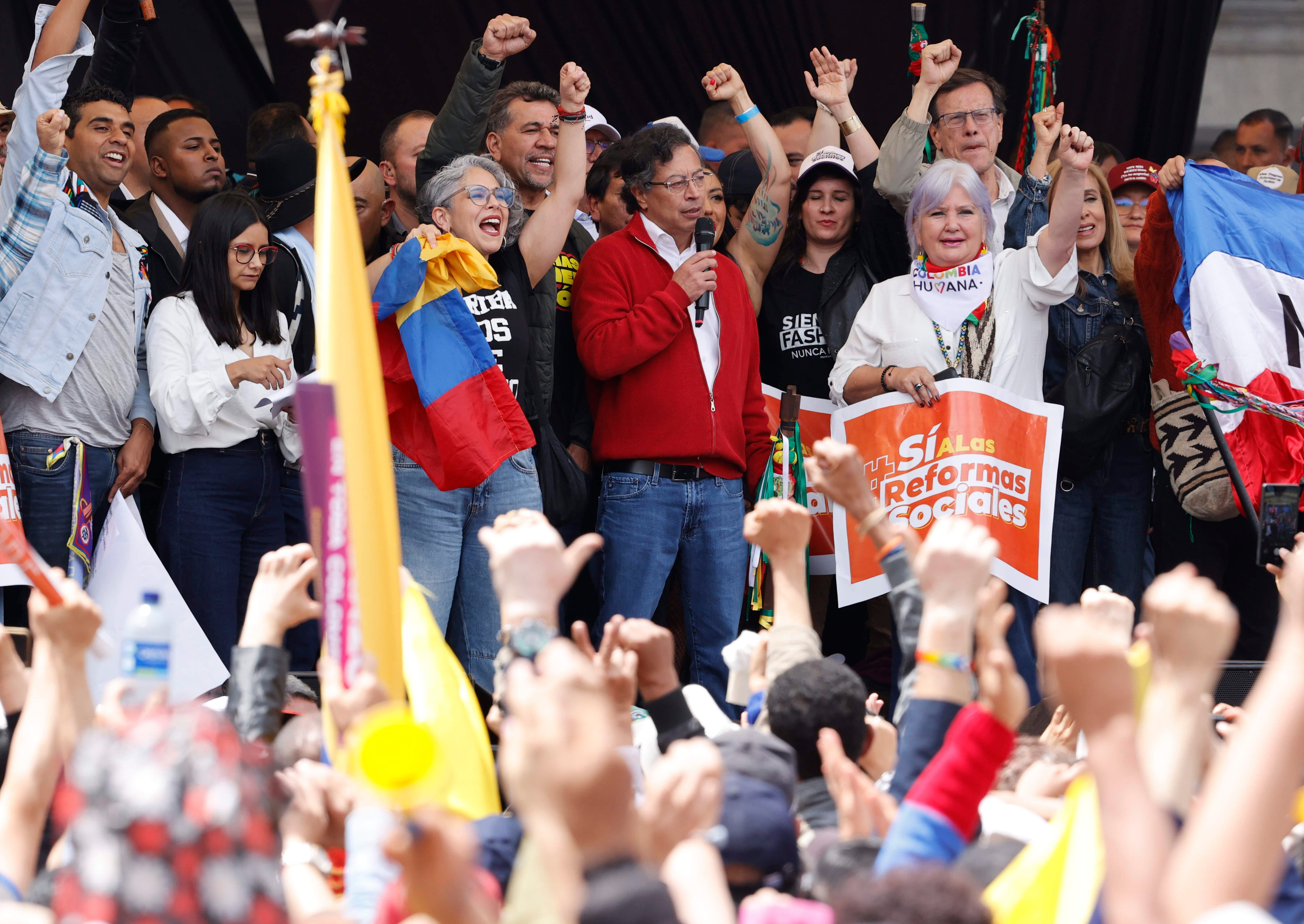 -FOTODELDÍA- AME393. BOGOTÁ (COLOMBIA), 18/03/2025.- El presidente de Colombia, Gustavo Petro, habla este martes, en la Plaza de Bolivar de Bogotá (Colombia). Petro llamó al pueblo a rebelarse contra quienes se oponen a sus reformas a la salud y laboral, que están empantanadas en el Congreso donde corren el riesgo de hundirse en la Comisión Séptima del Senado. EFE/ Mauricio Dueñas Castañeda