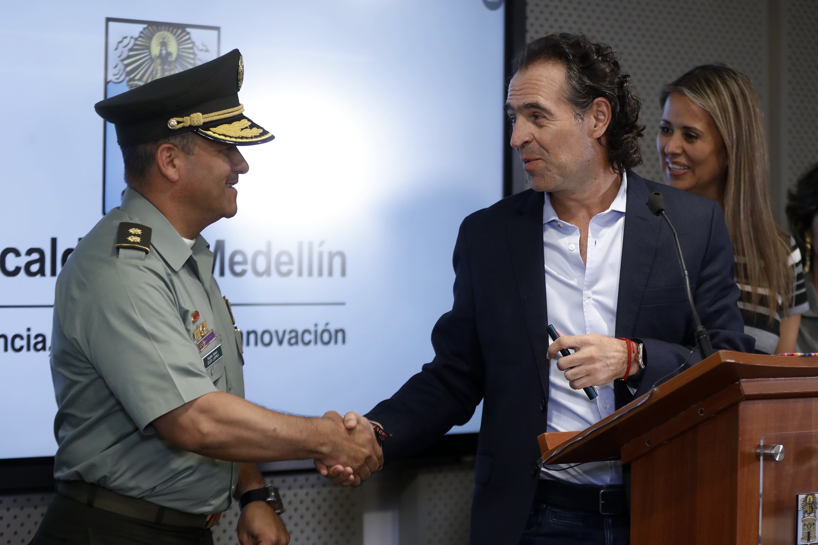 MED107. MEDELLÍN (COLOMBIA), 01/04/2024.- El alcalde de Medellín, Federico Gutiérrez (d), estrecha la mano del comandante de la policía metropolitana del Valle de Aburrá, brigadier general Oscar Andrés Lamprea (i), este lunes en Medellín (Colombia). El alcalde de Medellín, Federico Gutiérrez, anunció este lunes "medidas extraordinarias" para prevenir y mitigar la explotación sexual de menores en la ciudad, con la firma de dos decretos para suspender por seis meses "la demanda o solicitud de servicios sexuales y actividades afines" en el sector de El Poblado y el cambio en horarios en sitios de rumba. EFE/ Luis Eduardo Noriega Arboleda