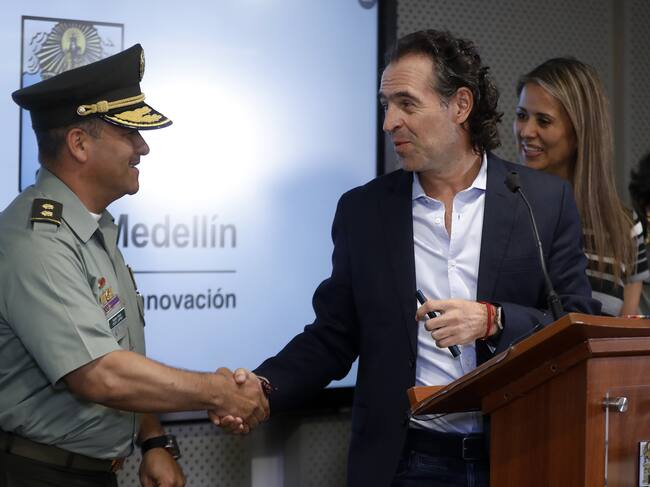 MED107. MEDELLÍN (COLOMBIA), 01/04/2024.- El alcalde de Medellín, Federico Gutiérrez (d), estrecha la mano del comandante de la policía metropolitana del Valle de Aburrá, brigadier general Oscar Andrés Lamprea (i), este lunes en Medellín (Colombia). El alcalde de Medellín, Federico Gutiérrez, anunció este lunes "medidas extraordinarias" para prevenir y mitigar la explotación sexual de menores en la ciudad, con la firma de dos decretos para suspender por seis meses "la demanda o solicitud de servicios sexuales y actividades afines" en el sector de El Poblado y el cambio en horarios en sitios de rumba. EFE/ Luis Eduardo Noriega Arboleda