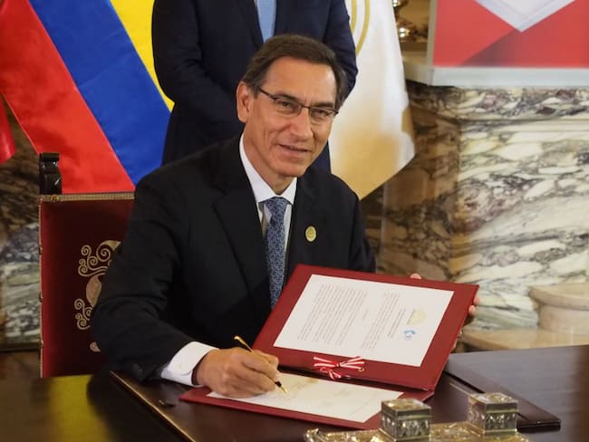 Gobierno peruano busca frenar moción de destitución al presidente