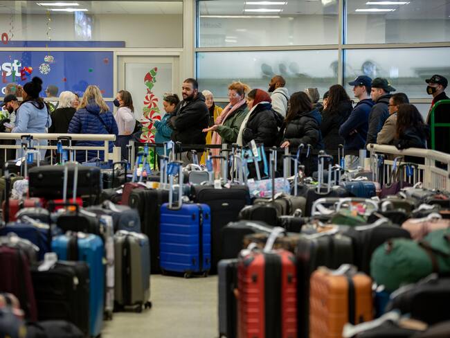 Biden anunció que penalizará las aerolíneas por cancelaciones masivas de vuelos