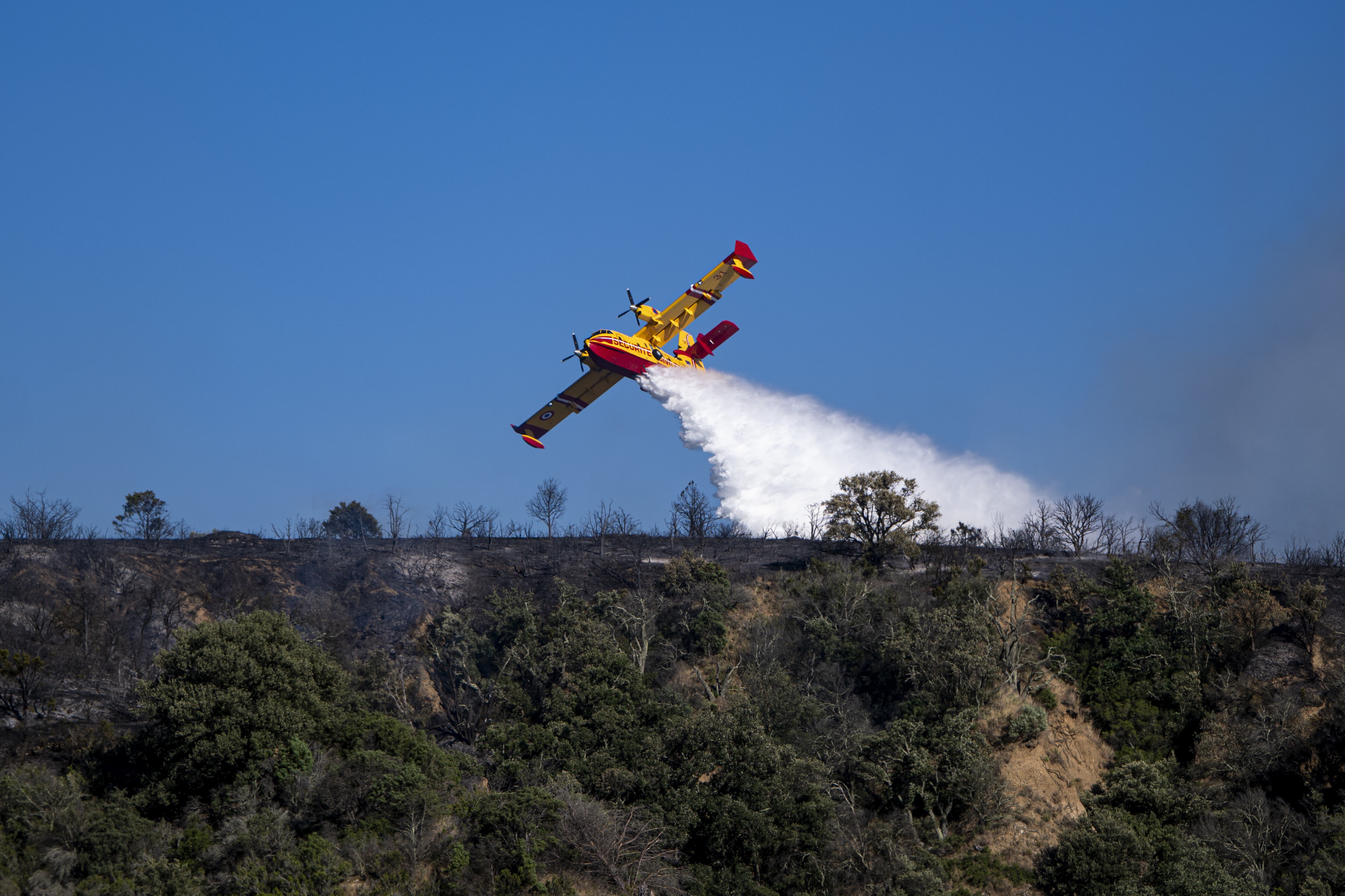 A pesar de la estabilización parcial de las llamas, los incendios forestales que afectan la región sureste francesa aun representan riesgo de expansión.
(Foto:   Lorena Sopena Lopez/Anadolu via Getty Images)