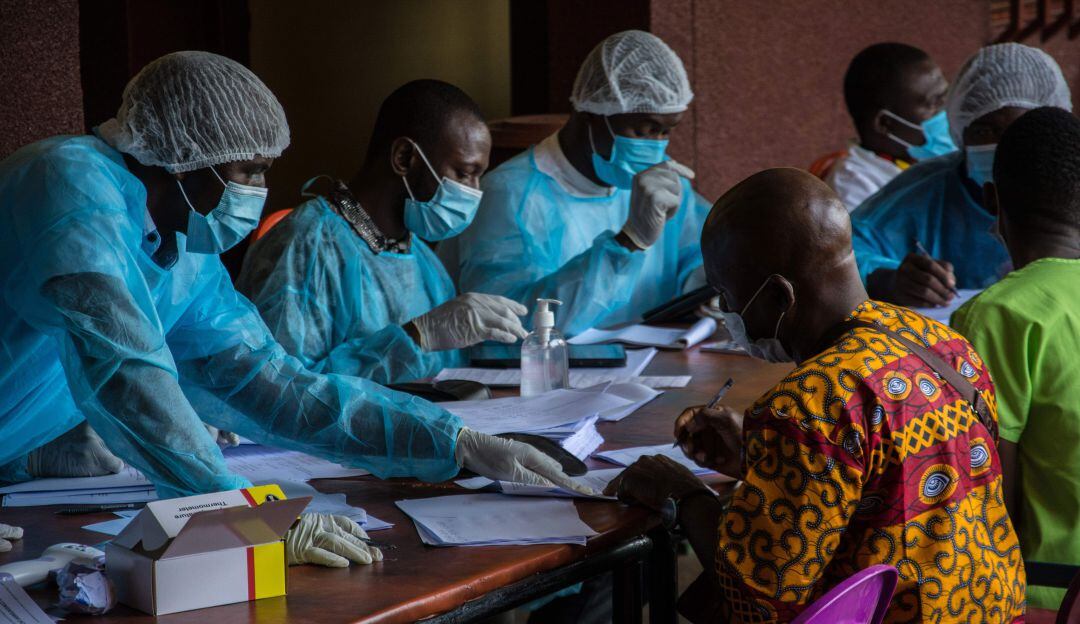 Trabajadores sanitarios en Guinea durante el registro para la aplicación de vacunas contra el ébola. 
