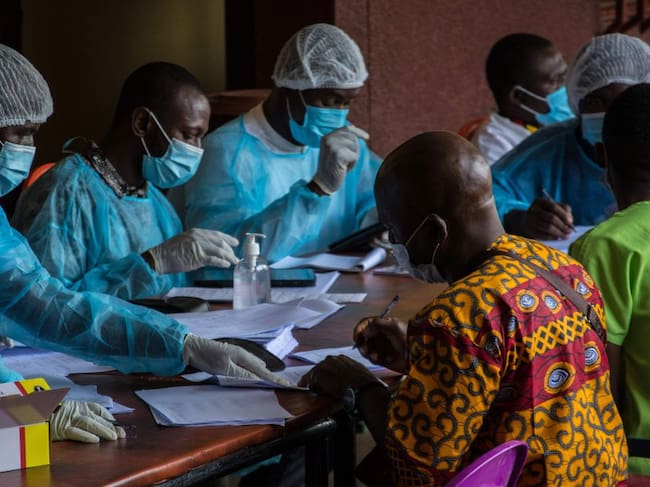 Trabajadores sanitarios en Guinea durante el registro para la aplicación de vacunas contra el ébola.