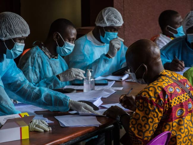 Trabajadores sanitarios en Guinea durante el registro para la aplicación de vacunas contra el ébola. 