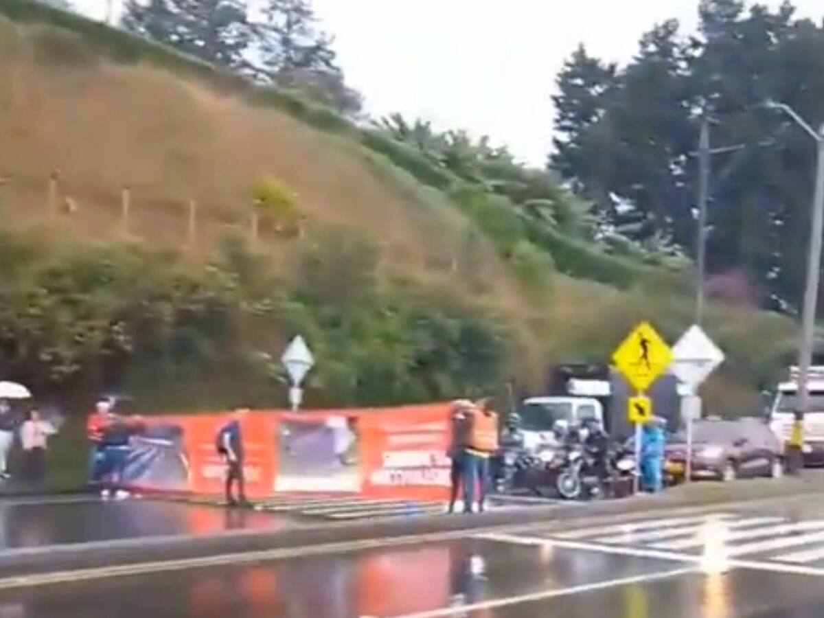 Manifestación por seguridad vial mantiene cierre intermitente en la autopista Medellín - Bogotá