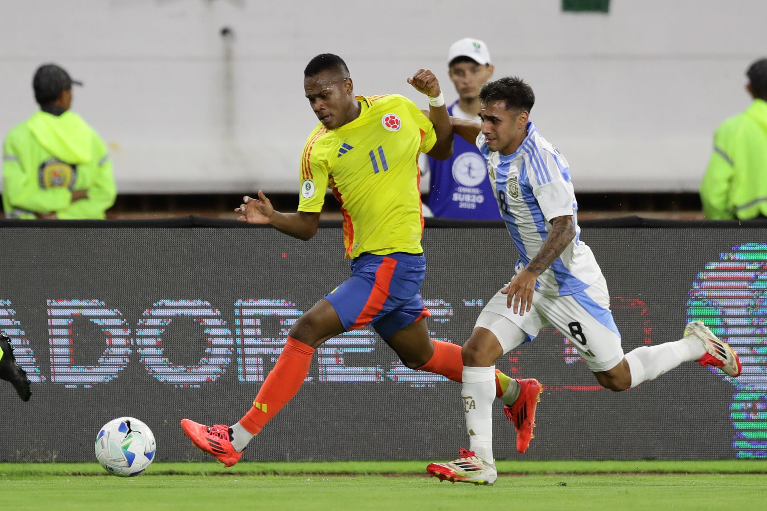 AME8978. CARACAS (VENEZUELA), 10/02/2025.- Juan Valentín Giménez (d) de Argentina disputa el balón con Juan Valentín Giménez de Colombia este lunes, en un partido del hexagonal final del Campeonato Sudamericano sub-20 entre las selecciones de Argentina y Colombia en estadio Brígido Iriarte, en Caracas (Venezuela). EFE/ Ronald Pena R