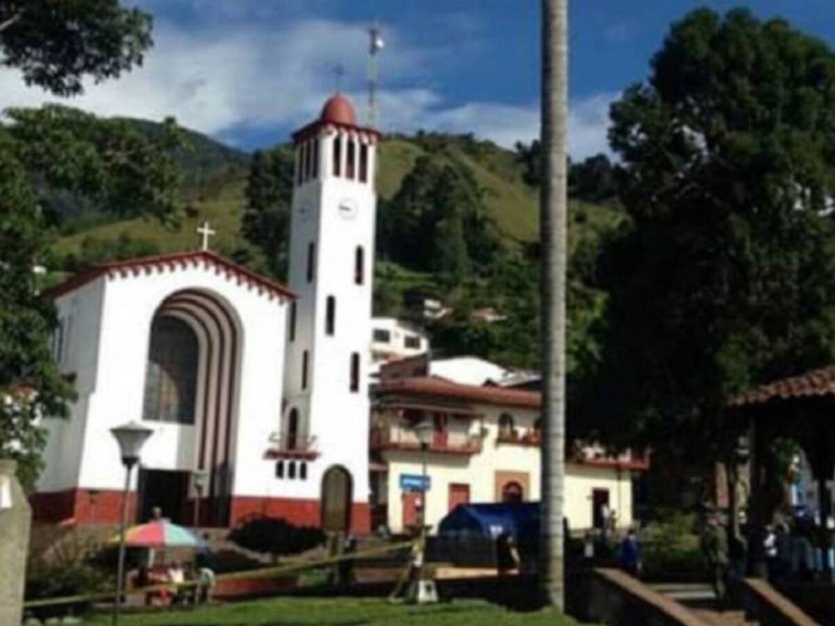 Investigan el ataque a una mujer con un machete en sus manos y espalda