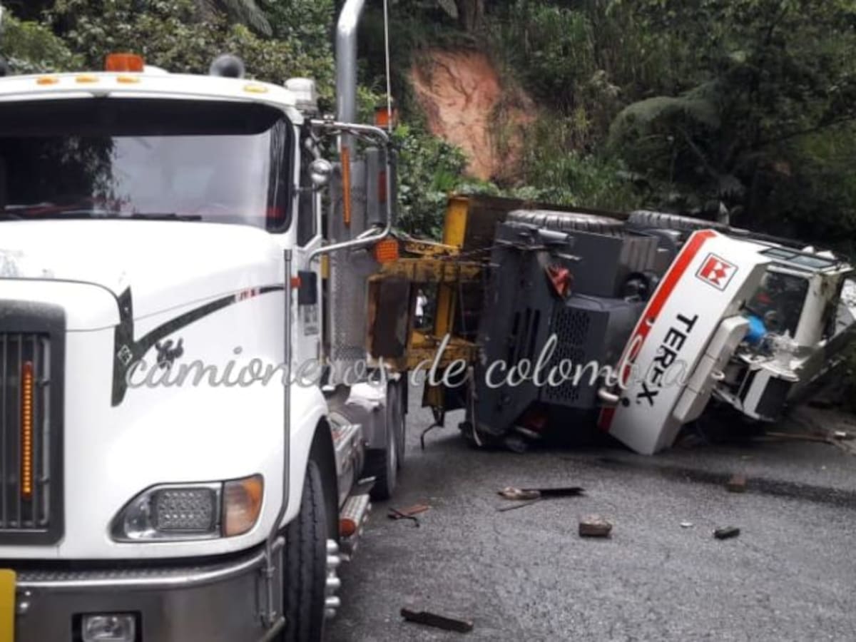 Cerrada la vía Medellín-Cisneros por accidente de camión