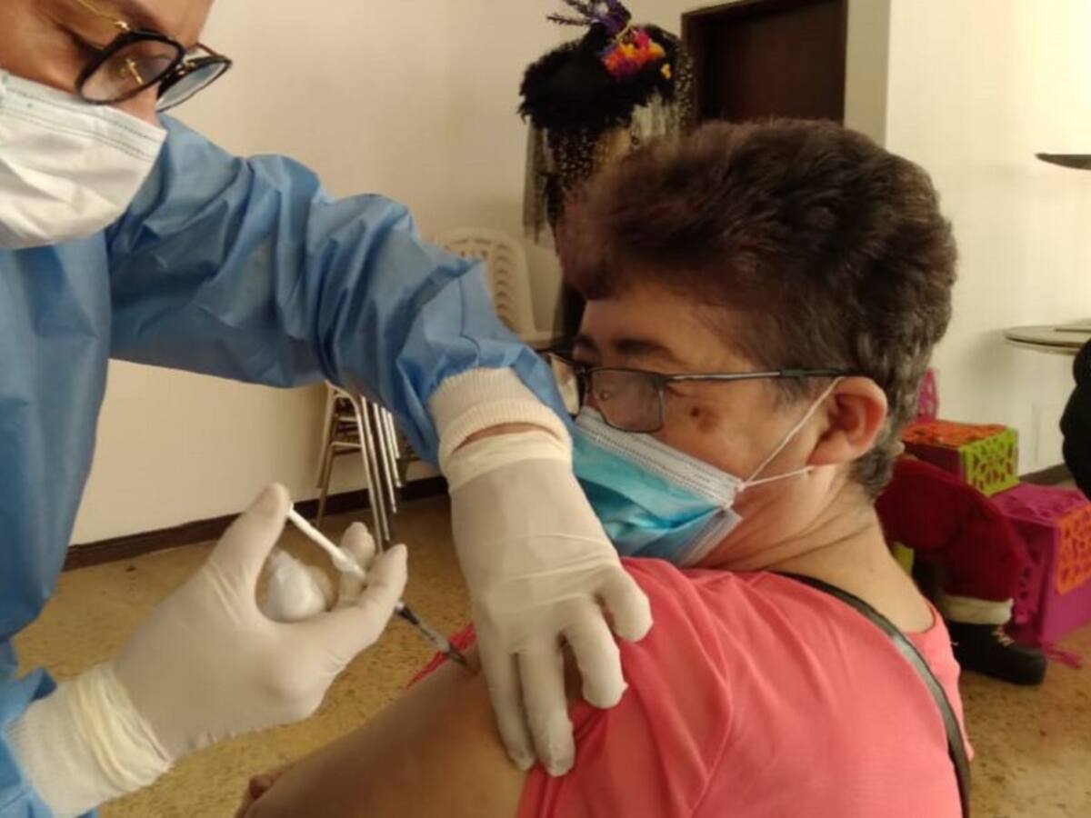 Vacunación y no bajar la guardia en protocolos clave ante nueva variante