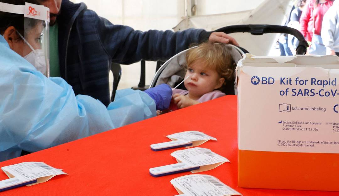 Toma de pruebas contra el coronavirus a niños.      Foto: Getty 