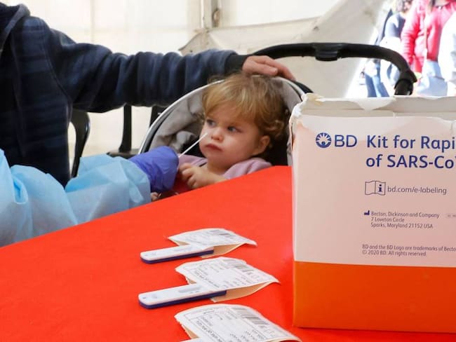 Toma de pruebas contra el coronavirus a niños. Foto: Getty