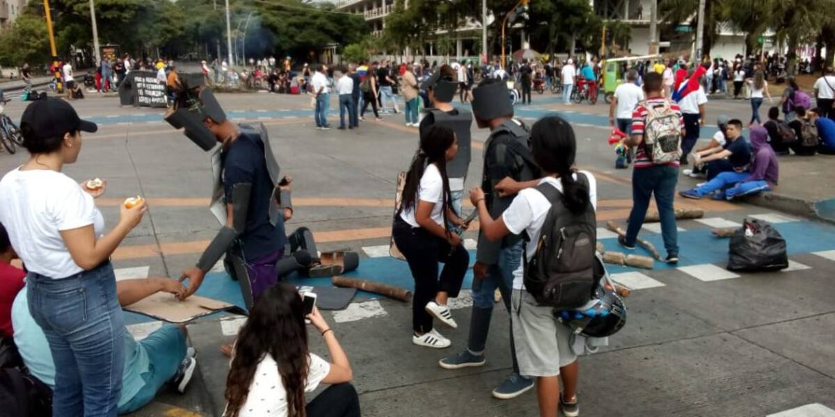 Bloqueo en la Carrera 100 con Calle 16 estación Universidades