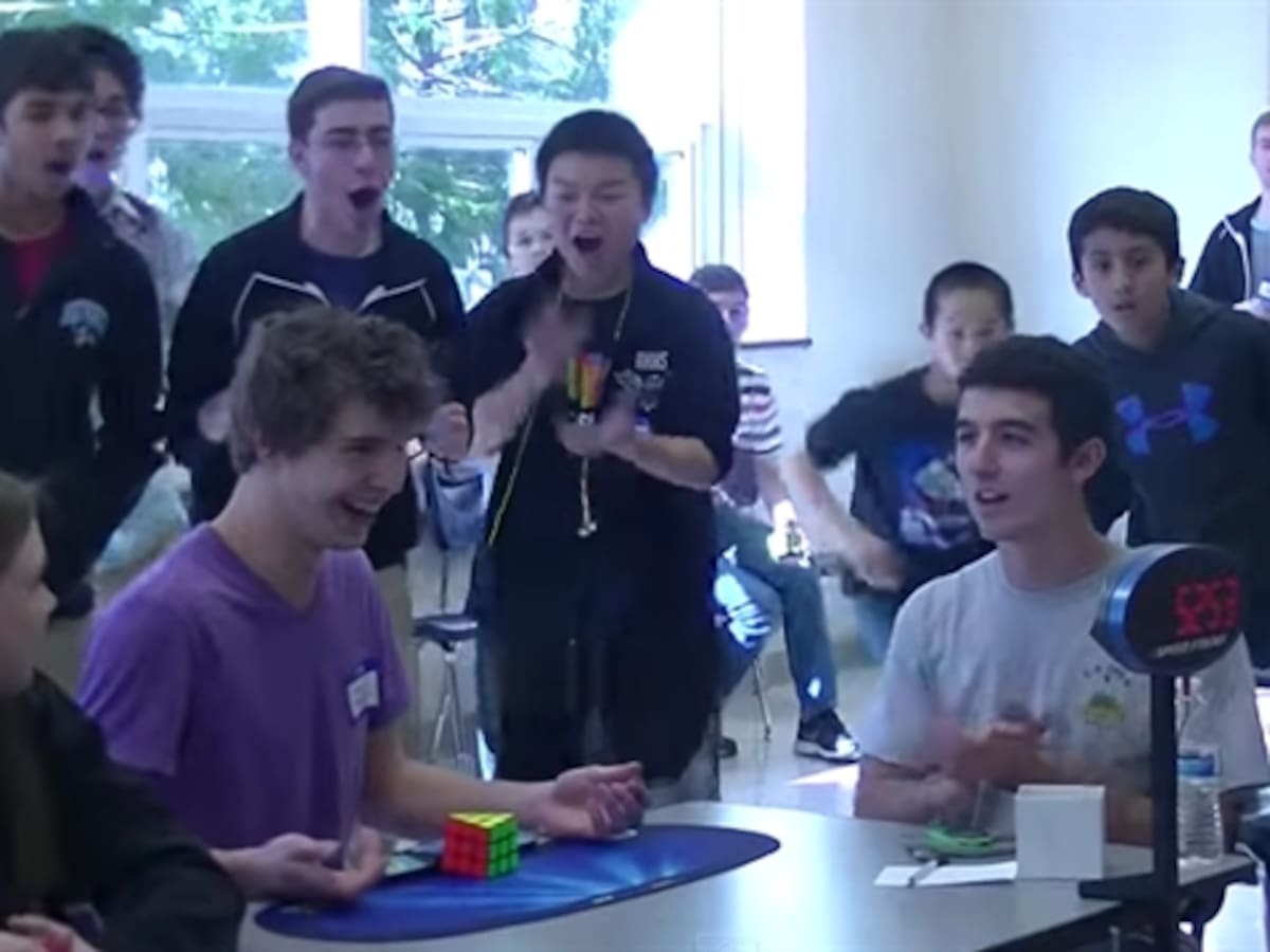 Collins Burns arma cubo de rubik en 5,25 segundos y bate récord
