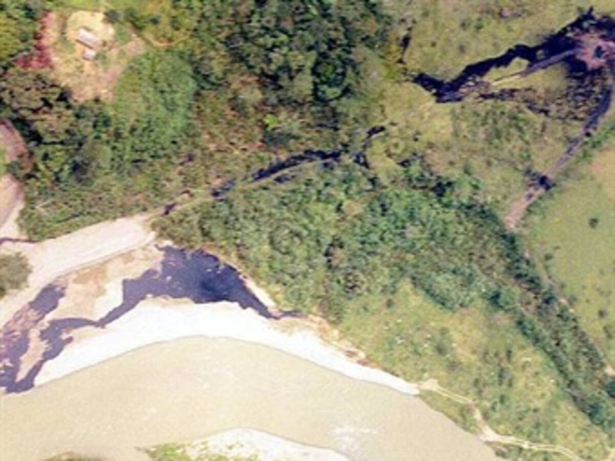 Riesgo de contaminación en tres departamentos por atentado a oleoducto