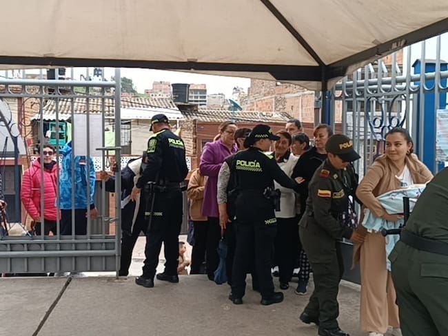 Los 100 uniformados que llegan a reforzar la seguridad de Duitama, Boyacá, se suman a los 127 que ya estaban en la Estación de Policía / Foto: Caracol Radio.