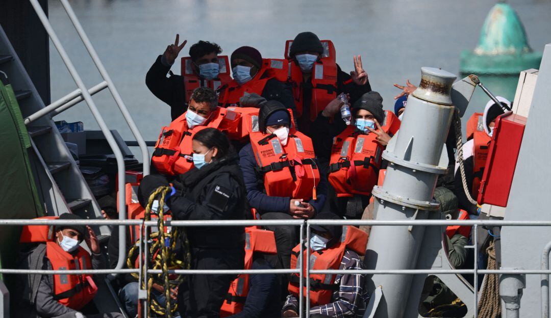 Migrantes detenidos en aguas cercanas al Reino Unido 