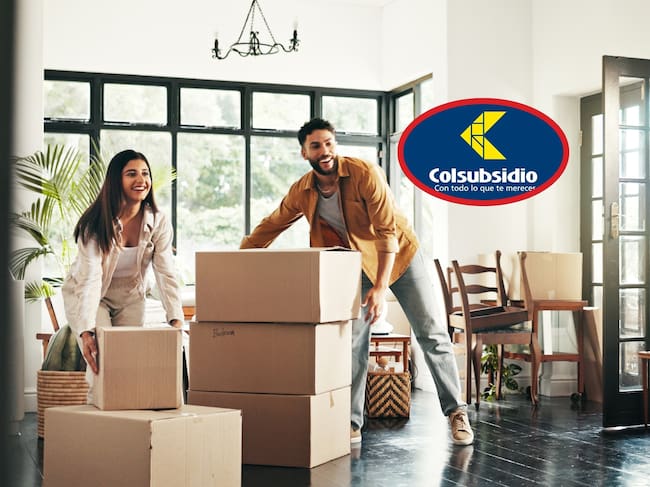 Imagen ilustrativa de dos personas moviendo cajas para mudarse a una nueva casa (Crédito: Getty Images) / Logo: Caja de compensación Colsubsidio.