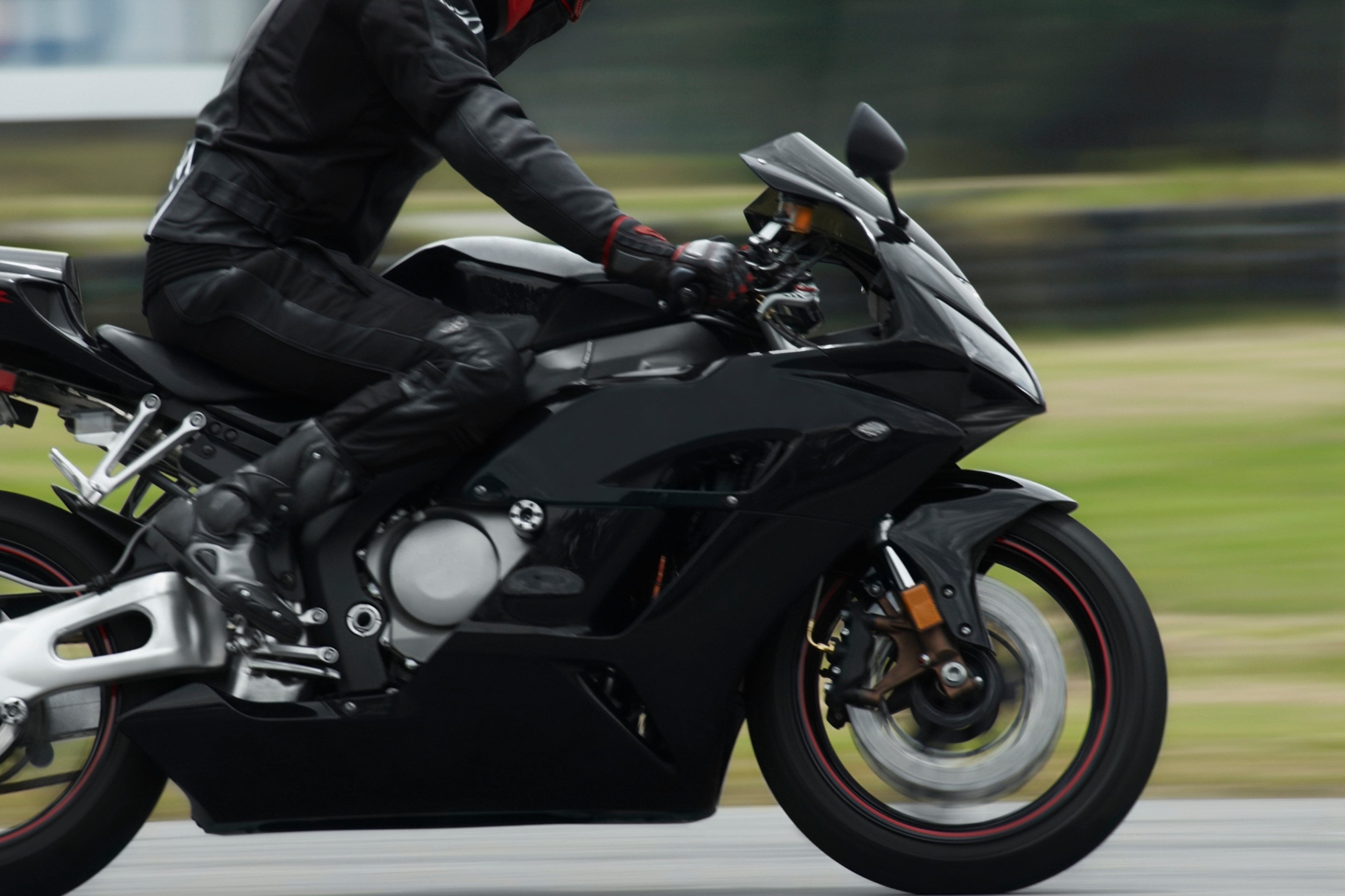 Persona conduciendo una motocicleta con una alta velocidad (Foto vía Getty Images)